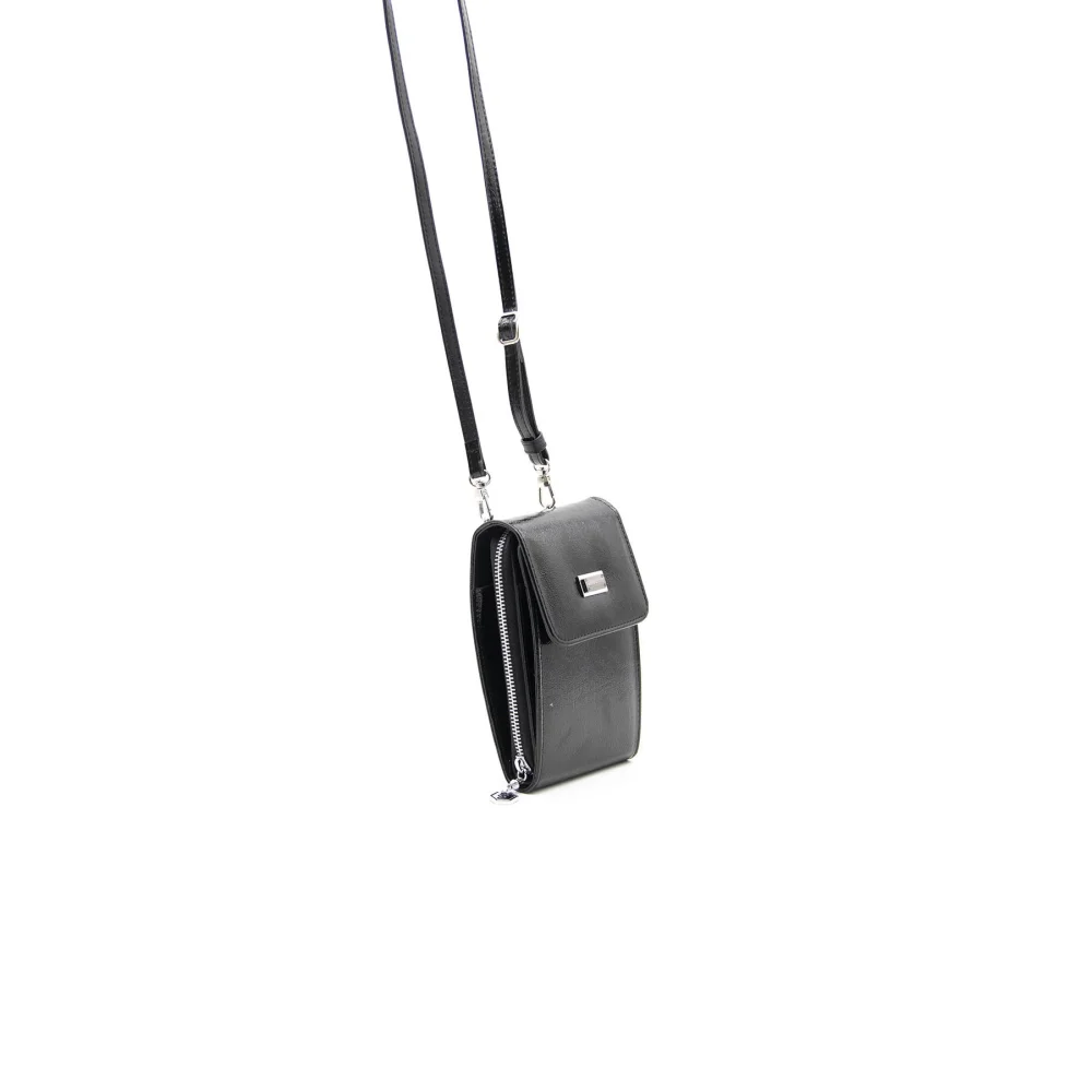 Silver Polo Μαύρο Λουστρίνι Γυναικείο Πορτοφόλι & Θήκη Κάρτας/Τηλεφώνου με λουράκι και τρεις θήκες Silver Polo Μαύρο Λουστρίνι Γυναικείο Πορτοφόλι & Θήκη Κάρτας/Τηλεφώνου με λουράκι και τρεις θήκες