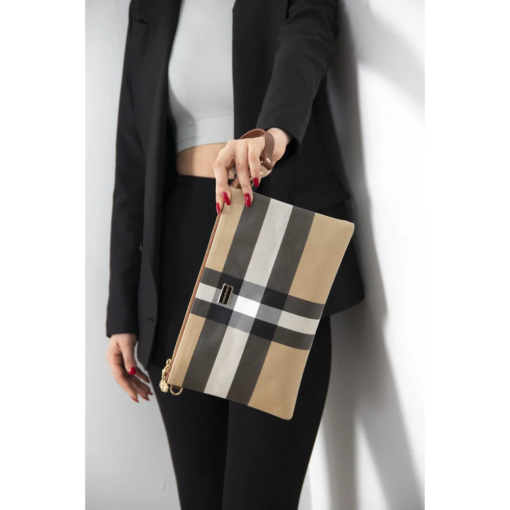 Silver Polo Μπεζ Clutch Τσάντα μονής θήκης με μοτίβο καρό Silver Polo Μπεζ Clutch Τσάντα μονής θήκης με μοτίβο καρό